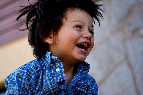 bambino-che-ride-abitudini