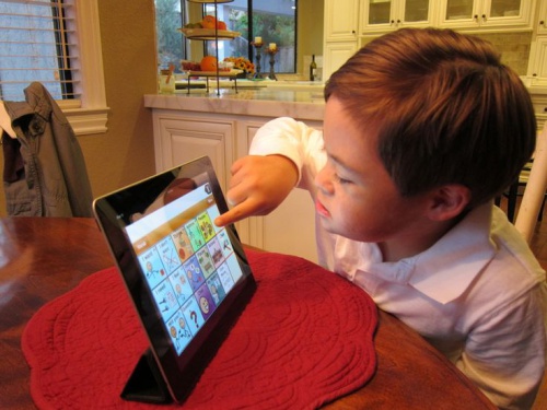 bambino-gioca-col-tablet-bambini-con-esigenze-particolari