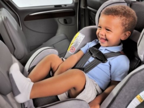 bambino-in-auto