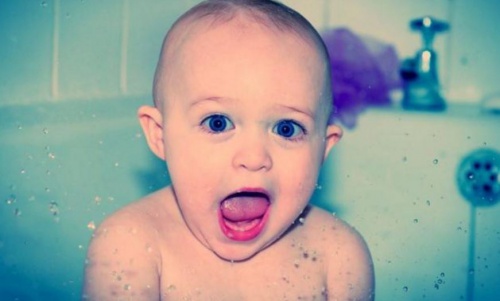 bambino-in-bagno