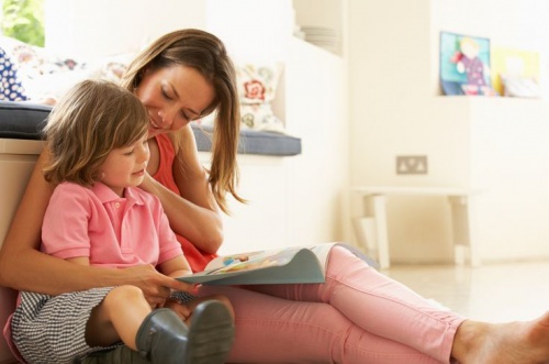 bambino-sfoglia-un-giornale-con-la-mamma