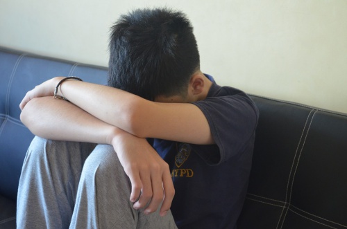 bambino-triste-sul-divano-punizioni-fisiche