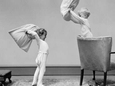 battaglia-di-cuscini-tra-bambini