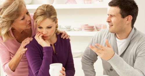 donna-con-marito-e-madre