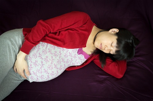 donna-incinta-che-dorme