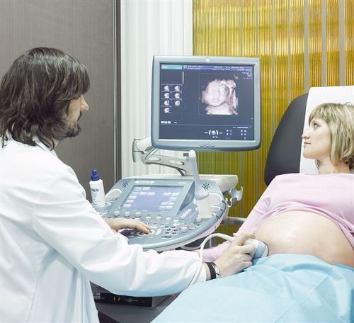donna-incinta-fa-ecografia