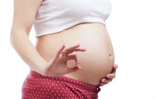 donna-incinta-fa-segno-ok