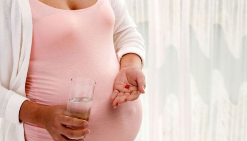 donna-incinta-prende-pillola-medicinali