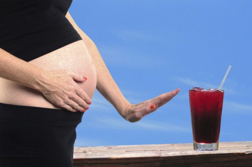 donna-incinta-rifiuta-bevanda-alcolica