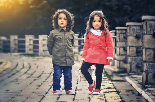 due-bambine-in-posa