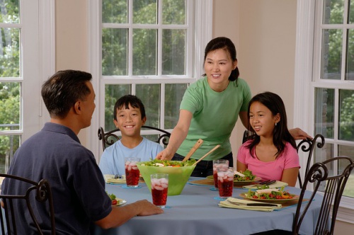 famiglia-a-tavola-alimentazione