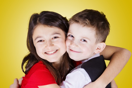 fratello-e-sorella-che-si-abbracciano