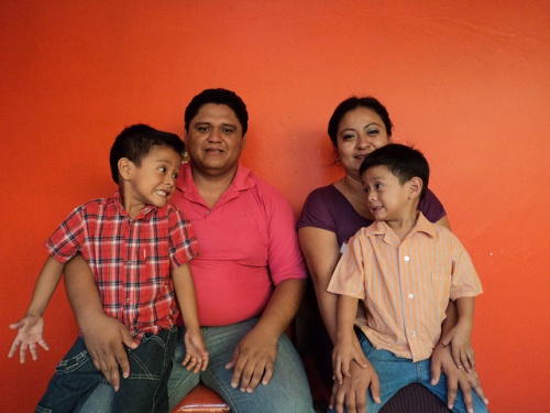 genitori-e-due-figli-maschi