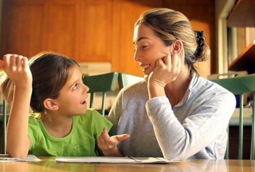 madre-aiuta-figlia-nei-compiti-di-scuola