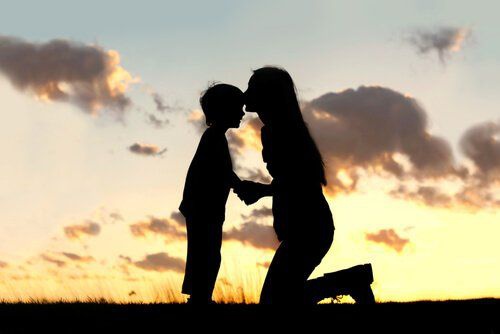 madre-e-figlio-al-tramonto