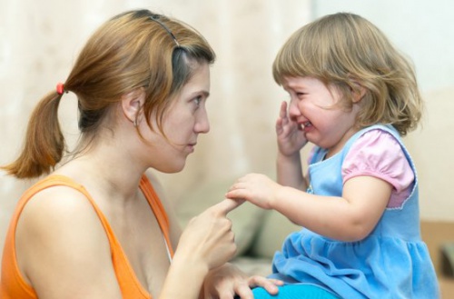 mamma-che-rimprovera-una-bambina