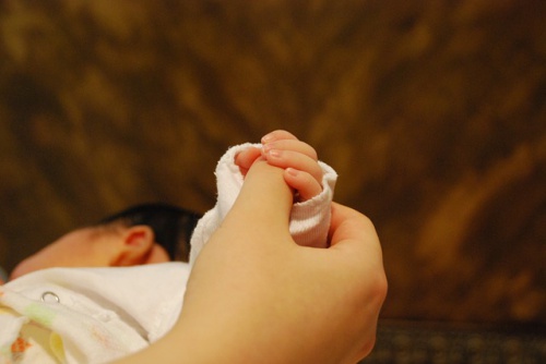 Il metodo canguro: una capsula d’amore per i bambini prematuri