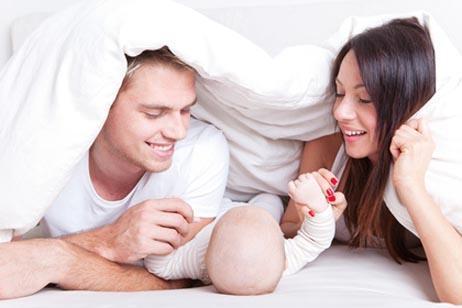 mamma-e-papa-giocano-con-figlio-arrivo di un bebè