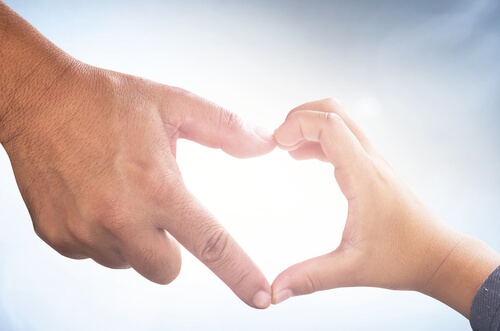 mano-padre-e-figlio-formano-un-cuore