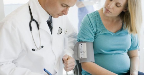 medico-prova-la-pressione-a-una-mamma