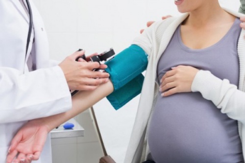 misurazione-della-pressione-donna-incinta