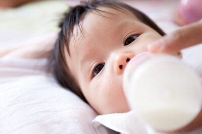 neonato-con-biberon-latte-materno