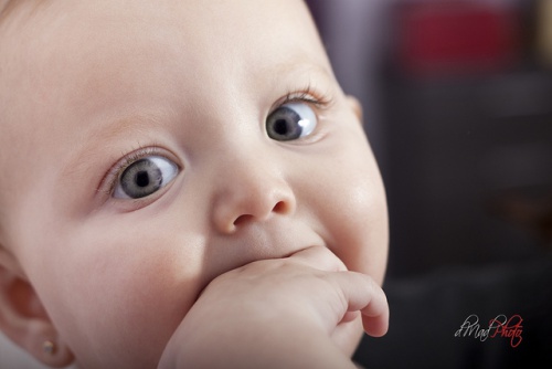 neonato-con-mano-in-bocca