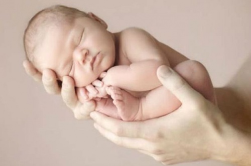 neonato-nelle-mani