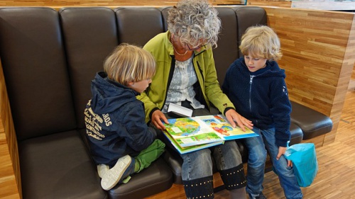 nonna-legge-un-libro-ai-nipoti