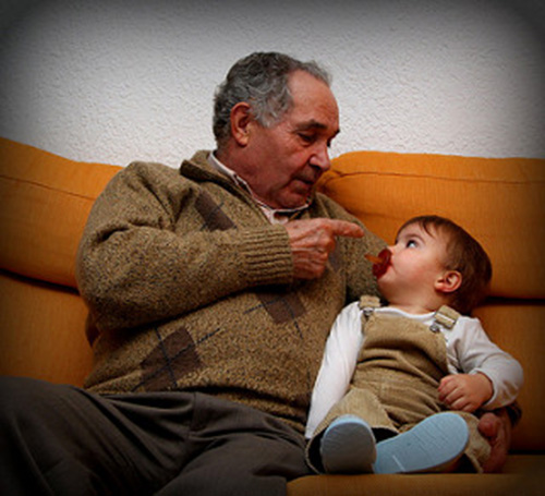 nonno-parla-alla-nipotina-mamme-single