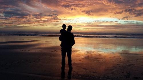 padre-e-figlio-guardano-il-tramonto