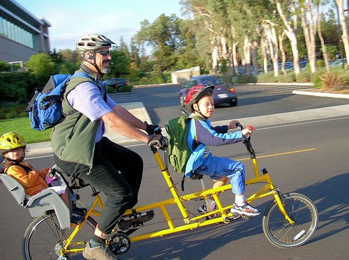papa-e-figli-in-bicicletta