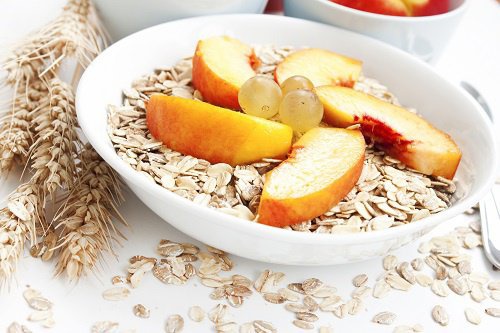 piatto-di-frutta-con-cereali-abitudini