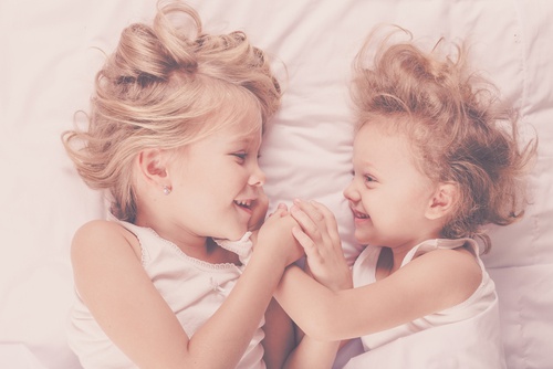 sorelle-che-si-guardano