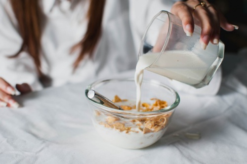tazza-di-latte-e-cereali-alimentazione