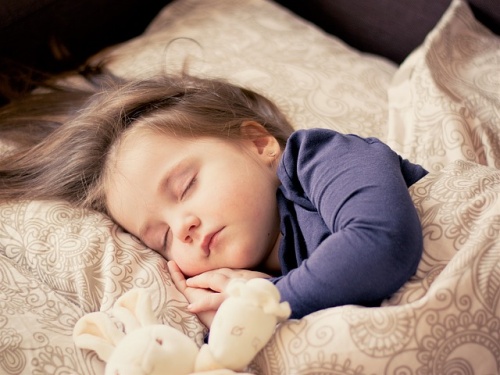 Mettere i figli a letto presto fa bene ai piccoli e alle mamme.