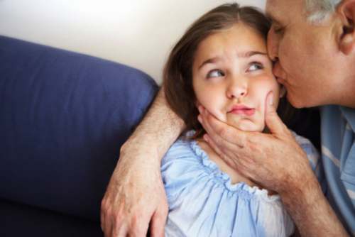 Affetto forzato: perché non dovete obbligare vostro figlio a baciare gli adulti?