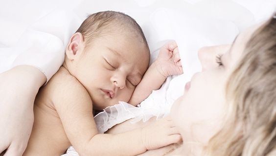 L'arrivo di un figlio cambia la concezione di felicità: una mamma abbraccia il suo bimbo appena nato