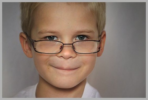 Bambino con gli occhiali: l'intelligenza si eredita dalla madre.