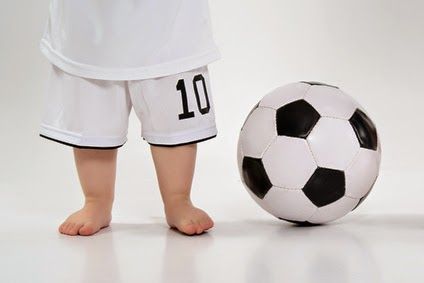 Bimni scalzi, piedini e pallone.