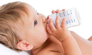 Un neonato non deve bere acqua sotto i 6 mesi?