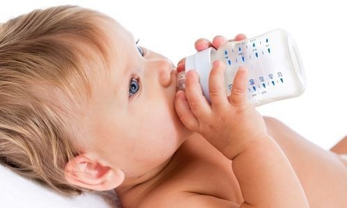 Bimbo col biberon: un neonato non deve bere acqua