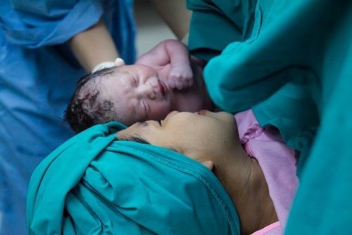 Mamma e neonato dopo il parto.