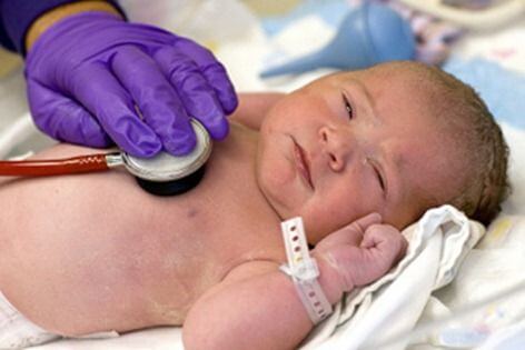 Controllo del battito cardiaco del neonato