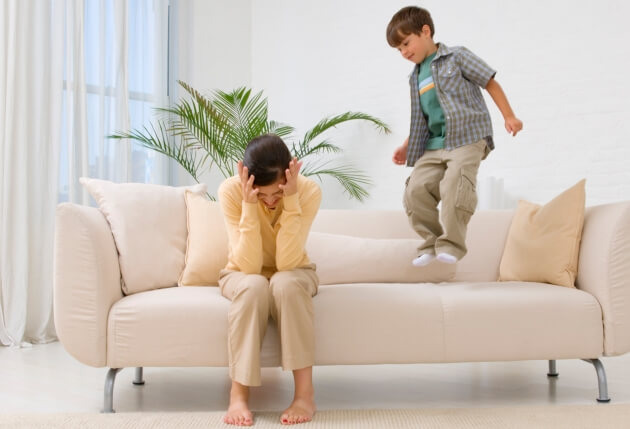 A cena da amici: il bambino fa i capricci in pubblico e la mamma non ne può più.
