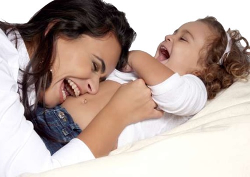 Sdrammatizzare invece di alzare la voce: madre e figlio ridono insieme.