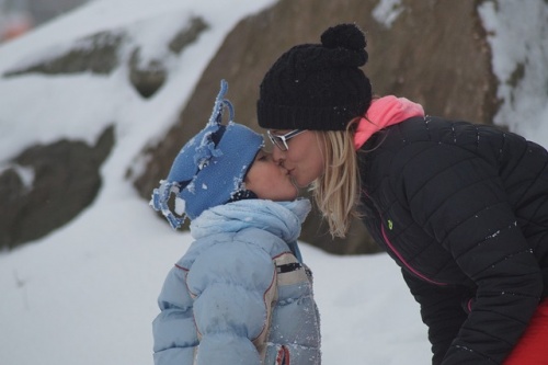 Bacio tra madre e figlia