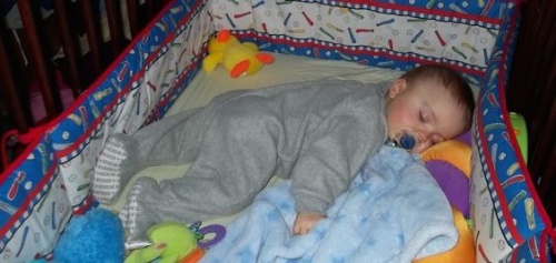 Mio figlio si scopre mentre dorme. Cosa posso fare?