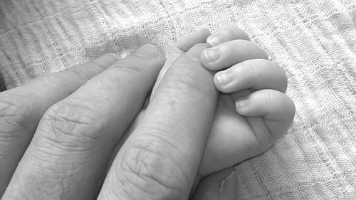 La mano del padre su quella del figlio