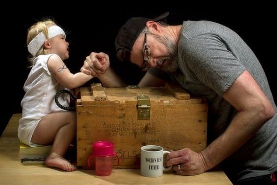 Braccio di ferro tra padre e figlia.